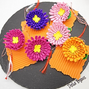 Brose handmade cu flori tip crizantema- Martisor (cod1372) - Artynos.ro