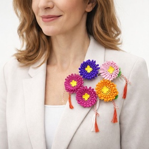 Brose handmade cu flori tip crizantema- Martisor (cod1372) - Artynos.ro
