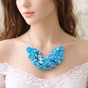 Colier handmade statement cu flori bleu - buchet floral pe lant din inox (cod1377), Bijuterii, Coliere, Coliere din margele, Confectionarea bijuteriilor, ARTYNOS