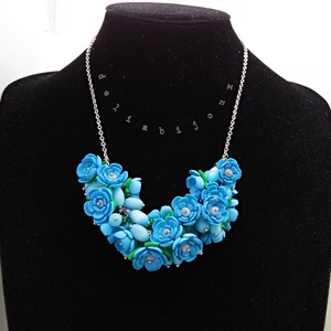 Colier handmade statement cu flori bleu - buchet floral pe lanț din inox (cod1377) - bijuterii - coliere - coliere din mărgele - Artynos.ro
