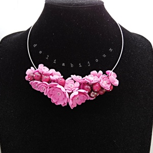 Set bijuterii cu flori roz colier statement și cercei asortați, realizați manual (cod1378) - bijuterii - seturi de bijuterii - Artynos.ro