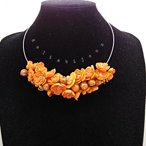Colier handmade statement cu flori portocalii (cod1379) - Artynos.ro