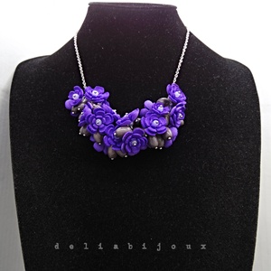 Colier handmade statement cu flori mov - buchet floral pe lant din inox (cod1387), Bijuterii, Coliere, Coliere din margele, Confectionarea bijuteriilor, ARTYNOS