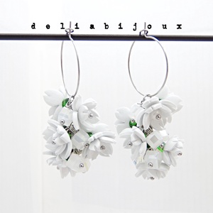Cercei handmade, lungi cu flori albe (cod1392) - bijuterii - cercei - cercei lungi - Artynos.ro