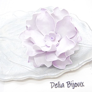 Broșă floare lila delicată, ușoară, perfectă pentru orice anotimp (cod1399) - bijuterii - mărțișor - Artynos.ro