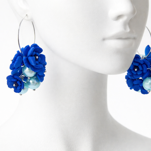 Cercei handmade cu flori albastre si perle (cod1400) - Artynos.ro