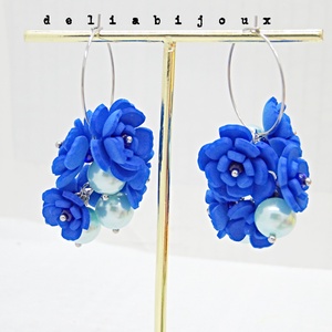 Cercei handmade cu flori albastre si perle (cod1400) - bijuterii - cercei - cercei lungi - Artynos.ro