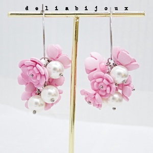 Cercei handmade cu flori roz si perle (cod1402) - bijuterii - cercei - cercei lungi - Artynos.ro
