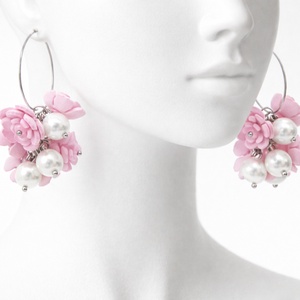 Cercei handmade cu flori roz si perle (cod1402) - Artynos.ro