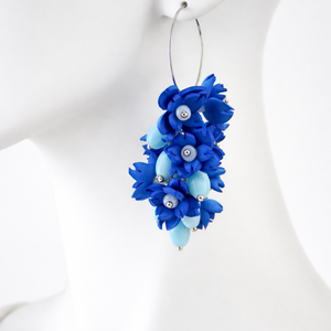 Cercei handmade cu flori albastre si margele de sticla bleu (cod1381) - bijuterii - cercei - cercei lungi - Artynos.ro