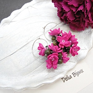 Cercei handmade, lungi cu flori ciclam si margele de sticla ochi de pisica (cod1406) - bijuterii - cercei - cercei lungi - Artynos.ro