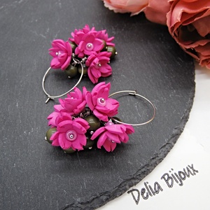 Cercei handmade, lungi cu flori ciclam si margele de sticla ochi de pisica (cod1406) - bijuterii - cercei - cercei lungi - Artynos.ro