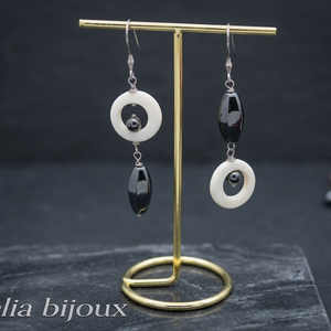 Cercei asimetrici handmade sidef natural alb  si hematit (cod1410) - Artynos.ro