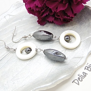 Cercei asimetrici handmade sidef natural alb  si hematit (cod1410) - bijuterii - cercei - cercei din pietre semiprețioase - Artynos.ro