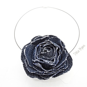 Colier handmade cu floare din denim (blugi) reciclat bijuterie unicat eco-friendly (cod1411) - bijuterii - coliere - coliere cu pandative - Artynos.ro