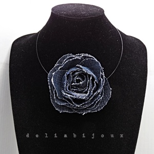 Colier handmade cu floare din denim (blugi) reciclat bijuterie unicat eco-friendly (cod1411) - bijuterii - coliere - coliere cu pandative - Artynos.ro