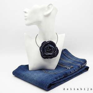 Colier handmade cu floare din denim (blugi) reciclat bijuterie unicat eco-friendly (cod1411) - Artynos.ro