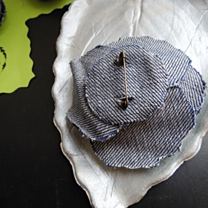 Broșe florale - din blugi reciclați (cod1413) - bijuterii - broșe - Artynos.ro