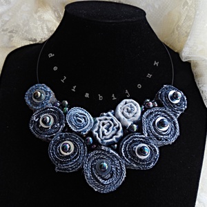 Colier Statement Handmade din Blugi Reciclați și Mărgele Irisate Unicat, Stil Urban-Șic (cod1414) - bijuterii - coliere - coliere cu pandative - Artynos.ro