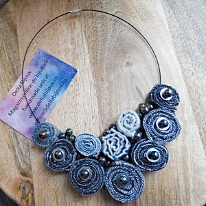 Colier Statement Handmade din Blugi Reciclați și Mărgele Irisate Unicat, Stil Urban-Șic (cod1414) - bijuterii - coliere - coliere cu pandative - Artynos.ro