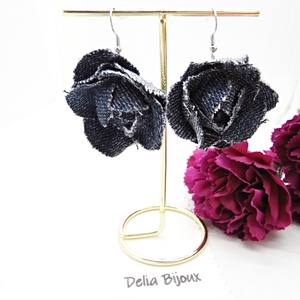 Cercei statement din blugi reciclat flori handmade (cod1417) - bijuterii - cercei - cercei lungi - Artynos.ro