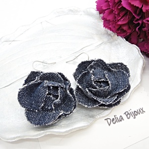 Cercei statement din blugi reciclat flori handmade (cod1417) - bijuterii - cercei - cercei lungi - Artynos.ro