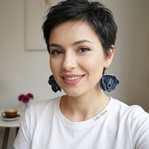 Cercei statement din blugi reciclat flori handmade (cod1417) - Artynos.ro