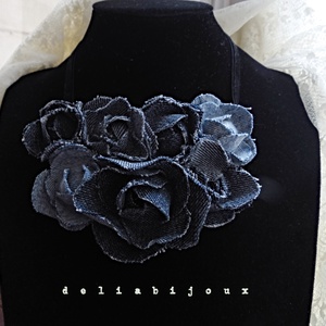 Colier statement cu flori din blugi reciclați (cod1419) - bijuterii - coliere - coliere cu pandative - Artynos.ro