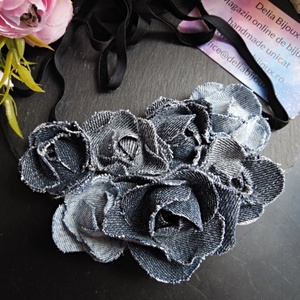 Colier statement cu flori din blugi reciclati (cod1419), Bijuterii, Coliere, Coliere cu pandative, Confectionarea bijuteriilor, Colier handmade realizat din denim reciclat, transformat manual in flori textile volumetrice. Fieca..., ARTYNOS
