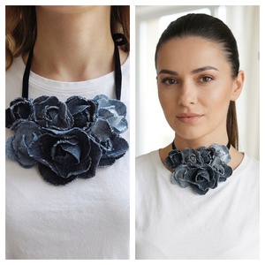 Colier statement cu flori din blugi reciclati (cod1419), Bijuterii, Coliere, Coliere cu pandative, Confectionarea bijuteriilor, ARTYNOS