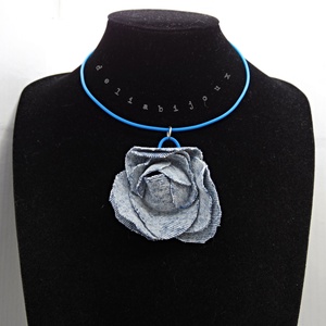 Colier handmade cu floare din denim/blug reciclat bijuterie unicat eco-friendly (cod1425), Bijuterii, Coliere, Coliere cu pandative, Confectionarea bijuteriilor, Colier delicat, realizat manual din denim reciclat, transformat intr-o floare eleganta, plina de pe..., ARTYNOS