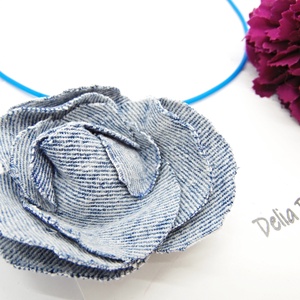 Colier handmade cu floare din denim/blug reciclat bijuterie unicat eco-friendly (cod1425) - bijuterii - coliere - coliere cu pandative - Artynos.ro