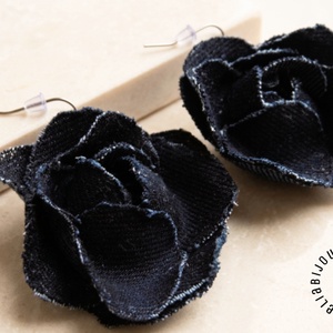 Cercei statement din blugi reciclat flori handmade (cod1429) - bijuterii - cercei - cercei lungi - Artynos.ro