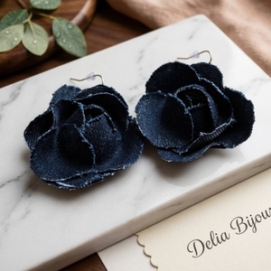 Cercei statement din blugi reciclat flori handmade (cod1429) - bijuterii - cercei - cercei lungi - Artynos.ro
