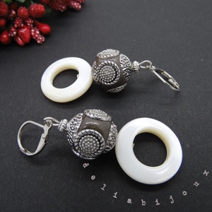 Cercei handmade unicat sidef si margele indoneziene (cod617) - bijuterii - cercei - cercei lungi - Artynos.ro