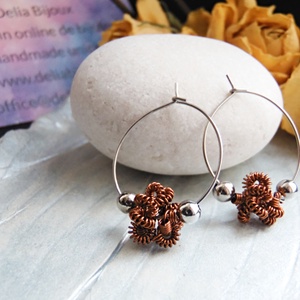 Cercei handmade tip hoop, eleganti si moderni, realizati manual din sarma de cupru non-tarnish (cod1432), Bijuterii, Cercei, Cercei Hoops, Confectionarea bijuteriilor, Designul este minimalist, dar cu un accent artizanal elegant, spirale care adauga un aer feminin si..., ARTYNOS