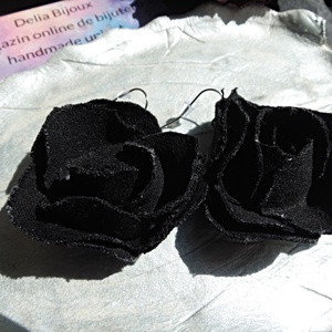 Cercei statement din blugi reciclați flori negre handmade (cod1437) - bijuterii - cercei - cercei lungi - Artynos.ro