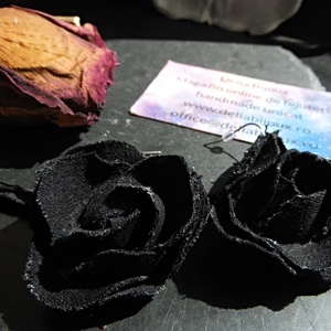 Cercei statement din blugi reciclați flori negre handmade (cod1437) - bijuterii - cercei - cercei lungi - Artynos.ro