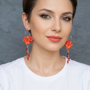 Cercei lungi handmade flori rosii din foamiran, lant inox si cristale de sticla cercei statement usori (cod1441) - Artynos.ro