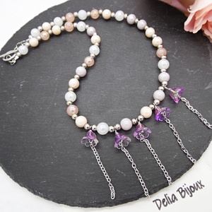 Colier Handmade cu Flori Mov si Margele Perlate Eleganta si Farmec Romantic (cod1451), Bijuterii, Coliere, Coliere din margele, Confectionarea bijuteriilor, Adauga o nota de delicatete si originalitate tinutelor tale cu acest colier statement de inspiratie..., ARTYNOS