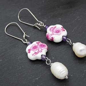 Cercei handmade unicat - ametist, flori ceramica si perle (cod1454) - bijuterii - cercei - cercei lungi - Artynos.ro