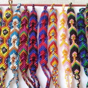 Bratara handmade din bumbac - Bratara Prieteniei - impletita - perfecta pentru un stil lejer, de vara sau festival - Artynos.ro