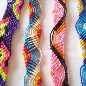 Bratara handmade -  Bratara Prieteniei - impletita - perfecta pentru un stil lejer, de vara sau festival, Bijuterii, Bratari, Bratari impletite, Impletituri, broderie cu margele, Detalii produs
Bratari multicolore impletite din fir de bumbac calitativ, perfecte pentru un stil l..., ARTYNOS
