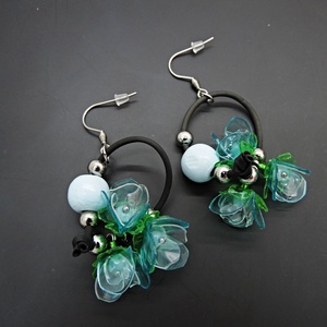 Cercei Lungi Statement cu Flori Bleu, Verde si Margele din Lemn Handmade Unicat (cod1473) - Artynos.ro