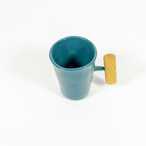 Cana ceramica cu maner din lemn - casă & stil de viață - accesorii pentru echipamente de bucătărie - accesorii de servire - căni - Artynos.ro