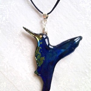 Pasăre colibri ultra albastră II sculptată din sticlă Tiffany -  - Artynos.ro