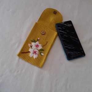 Carcase de telefon croșetate și brodate cu patent magnetic -  - Artynos.ro