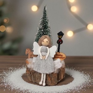 Înger Makramé pe o sanie - decor de masă de Crăciun pe un disc de lemn - crăciun - decorațiuni de crăciun de casă - decor pentru masă de crăciun - Artynos.ro