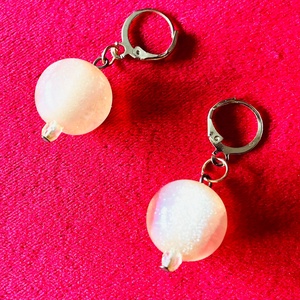 Cercei rotunzi din rasina cu efect perlat � handmade, usori - Artynos.ro