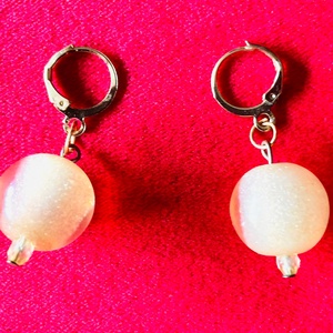 Cercei rotunzi din rășină cu efect perlat � handmade, ușori - bijuterii - cercei - cercei din rășină - Artynos.ro